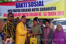 Golkar Surabaya Bagi-Bagi Sembako di Jemur Gayungan