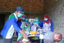Pengrajin Kumpeh produksi minuman berbahan daun sirsak (Video)