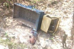 Truk Pengangkut Sirtu Terperosok ke Dalam Sungai