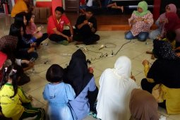 Perempuan Garut Dilatih Keterampilan Membuat Kerajinan