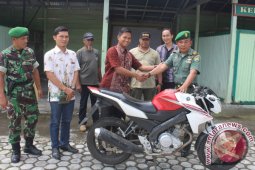 Anggota Kodim Rejang Lebong Serahkan Sepeda Motor Temuan Ke Polisi