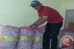 Bulog sells basic necessities in markets