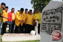 ZIARAH DI MAKAM PAHLAWAN PERINGATI HUT GOLKAR