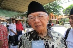 Gus Sholah: Santri Harus Terus Belajar