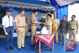 MENYERAHKAN KUE ULANG TAHUN