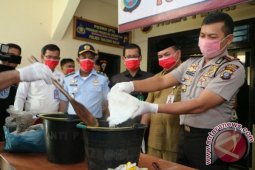 Polisi Musanahkan BB Sabu-Ganja (Video)