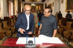 Pakde Karwo Tawarkan Investasi Smelter ke Pengusaha Singapura
