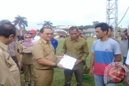 Gubernur Kepulauan Babel Serahkan 1.200 Izin Tambang Rakyat