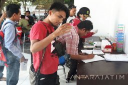 Calon Anggota Panwascam Situbondo Jalani Tes Urine (Video)