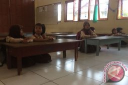 Siswa SDN 02 Waru Penajam Tiga Tahun Belajar di Lantai