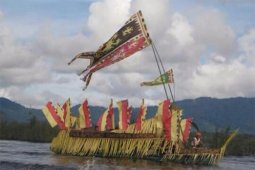 Perahu Hias Iringi Motor Bandong Danau Sentarum
