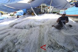 Gelombang tinggi, nelayan pilih perbaiki alat tangkap