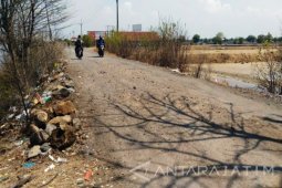 Pengguna Jalan Keluhkan Kerusakan Jalan Cemandi-Tambak Oso