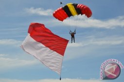 Aksi 15 Penerjun Payung Pukau Warga Taput