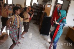 Ajarkan Tari Tradisional