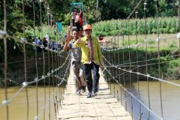 Warga Perdesaan Pringsewu Lampung Kini Menikmati Jembatan Gantung