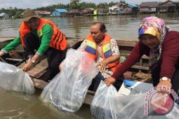 Distankan Tabur Benih Ikan Di Sungai Martapura