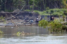 Penambang Ilegal Sedot Ribuan Kubik Sirtu Brantas