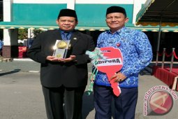 Tapin Terima Penghargaan Adipura