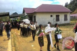 Ester Dikebumikan Teman Satu Sekolah Angkat Peti Jenazah