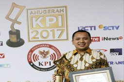 Gubernur Lampung Menerima Anugerah Pemerintah Daerah Peduli Penyiaran