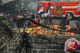 Damkar Gabungan Berusaha Padamkan Kebakaran limboto