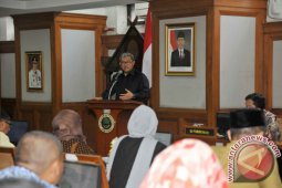 Aher Instruksikan Bupati/Wali Kota Pantau Harga Sembako