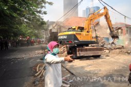 Satu Bangunan di Simpang Dukuh Surabaya Belum Dibongkar