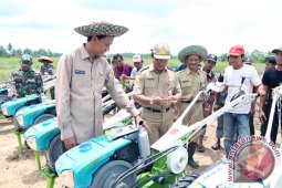 15 kelompok Tani Terima Bantua Alsintan