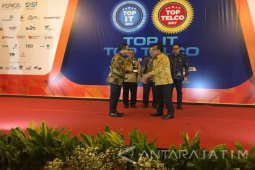 Azwar Anas Raih Penghargaan TOP IT dan Telco 2017
