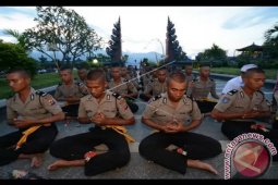 Calon Bintara Sembahyang Galungan