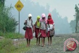 Tidak Ada Transportasi, Siswa SD Ini Rutin Berjalan Kaki 10 Kilometer