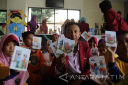 Mahasiswa UM Surabaya Buat Kartu Permainan Edukasi Keuangan Syariah (Video)