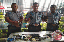 Petugas Lapas Sukabumi Sita Ini Dari Dalam Lapas