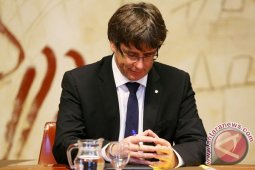 Spanyol Keluarkan Perintah Penahanan Atas Pemimpin Catalunya Yang Dipecat