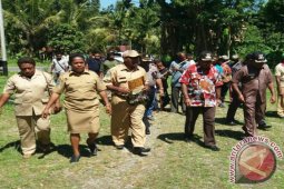 Bupati minta dukungan warga bangun Teluk Wondama