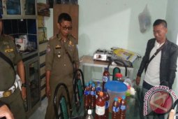 Satpol  PP Bangka Selatan Sita Puluhan Botol Minuman Keras