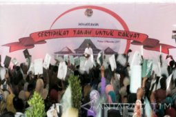 Di Madiun Jokowi Bagikan 2.890 Ha Perhutanan Sosial (Video)