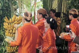 Jokowi Bersama Keluarga Pasang "Bleketepe"