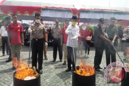 Kapolda Kalsel Musnahkan Tujuh Juta Butir Zenith