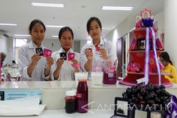 Mahasiswa UKWMS Olah Buah Jamblang Jadi Kosmetik