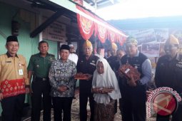 MENYERAHKAN BANTUAN