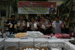 Polisi Surabaya Gerebek Rumah Pengemasan Pil Terlarang