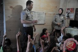 Pasangan suami istri anggota polisi kelola rumah belajar