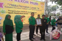 Lompat tali PAUD Jambi pecahkan rekor Muri