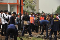 Risma Ingin Pengerjaan Pos Kereta Api di Surabaya Dimulai