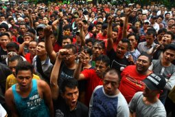 Ratusan Pedagang Pasar Induk Tangerang Unjuk Rasa