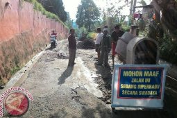 Kades dan Warga Bangun Jalan Secara Swadaya
