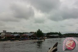 Perahu Pompong Adu Cepat Di Air Hitam