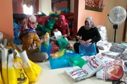 Endang Kusumawaty Bagikan Seragam Sekolah